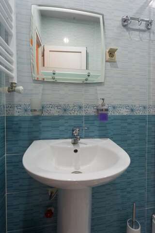 Отель Heyvany Тбилиси Двухместный номер с 2 отдельными кроватями и дополнительной кроватью-1